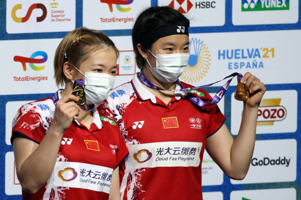 羽毛球打法全解析：?jiǎn)未?、雙打、殺球、吊球視頻教程