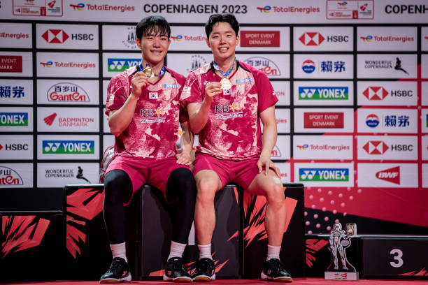 發(fā)球違例圖解：羽毛球比賽中常見的錯誤示范