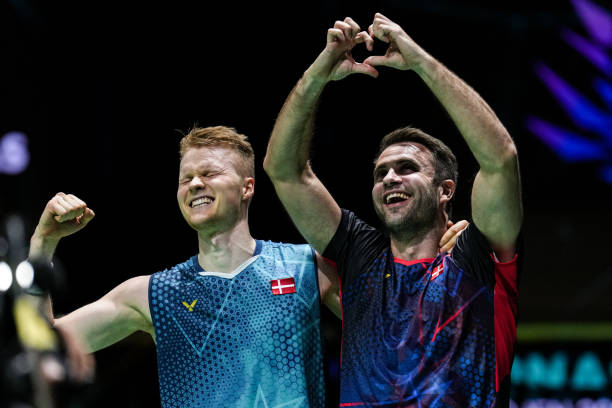 羽毛球反手扣殺 vs 正手扣殺：區(qū)別與應(yīng)用場(chǎng)景