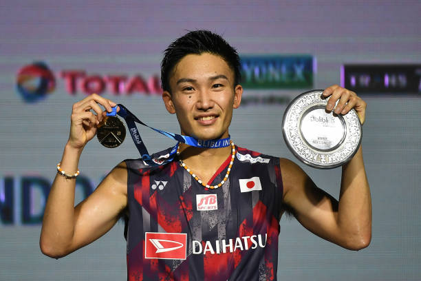 接發(fā)球誰(shuí)先來(lái)？羽毛球單打和雙打發(fā)球順序差異