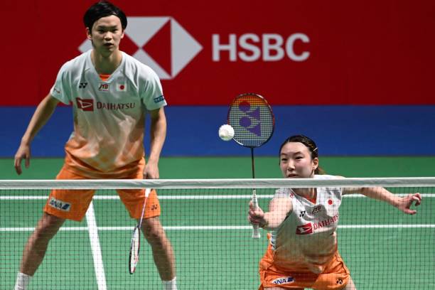 業(yè)余VS職業(yè)：對(duì)比安賽龍的反手高遠(yuǎn)球，差距在哪里？