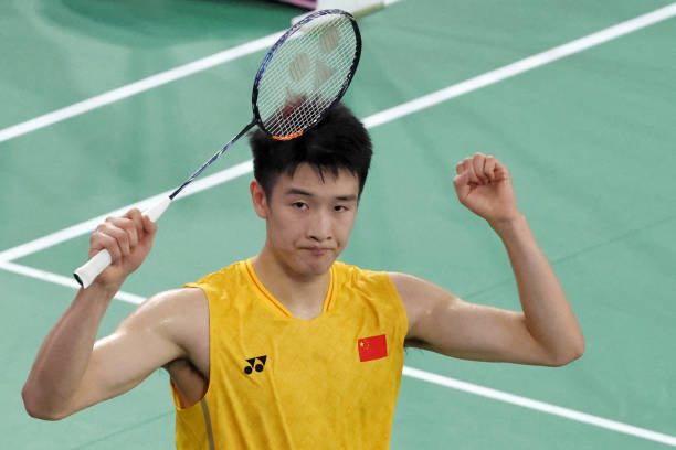 為什么羽毛球單打場地比雙打窄？