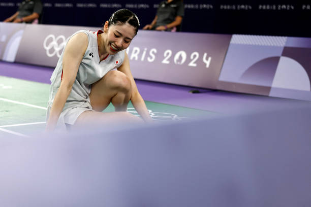 職業(yè)選手示范：羽毛球完美發(fā)球動作分解