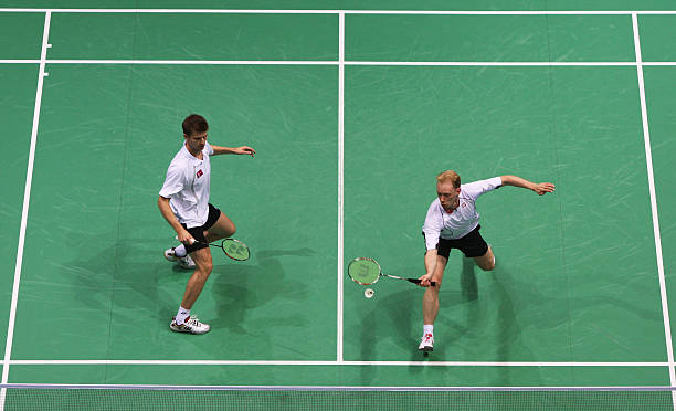 羽毛球雙打比賽中的界限規(guī)則：如何利用場(chǎng)地寬度得分？