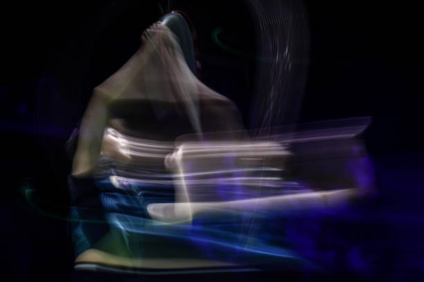 羽毛球發(fā)球時(shí)球拍必須向下?lián)羟騿幔恳?guī)則解析