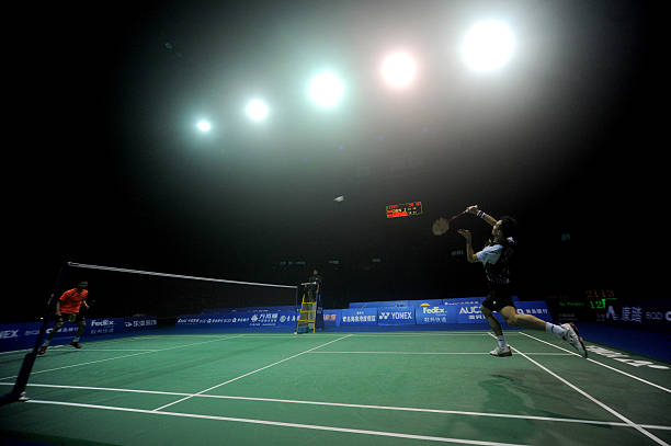 新手必看！羽毛球發(fā)球時右腳在前還是左腳在前更合理？