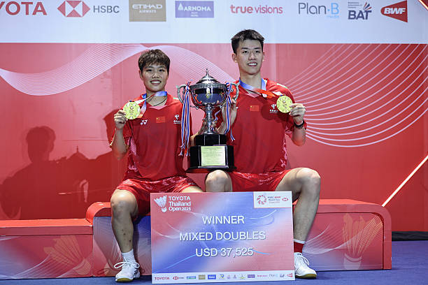 高遠(yuǎn)球 vs 短球：羽毛球發(fā)球戰(zhàn)術(shù)解析