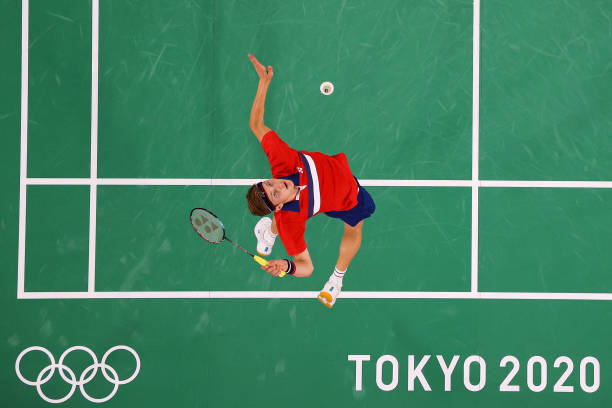 羽毛球進(jìn)階技巧圖解：殺球、吊球與防守策略