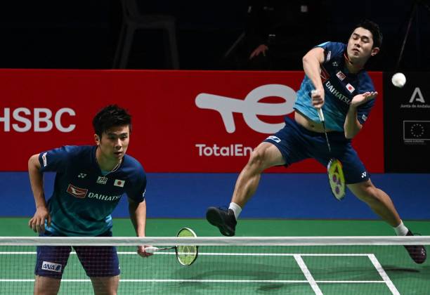 尤尼克斯羽毛球拍參數(shù)解讀：平衡點、重量與拍框材質