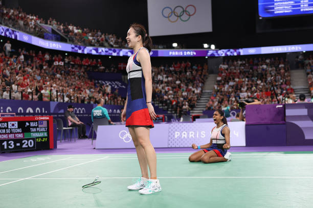 發(fā)球必知：羽毛球單打時該站在左邊還是右邊？