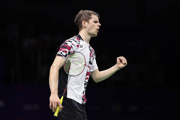 羽毛球扣殺球?qū)崙?zhàn)應(yīng)用：如何抓住最佳時機(jī)一擊制勝？