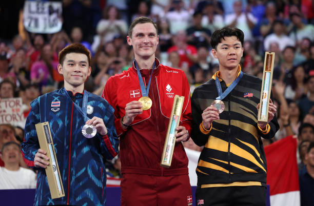 新手必看！羽毛球1010和1012哪款更易上手？