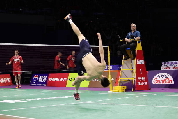 羽毛球拍5u多重？如何根據(jù)重量選擇合適的球拍？