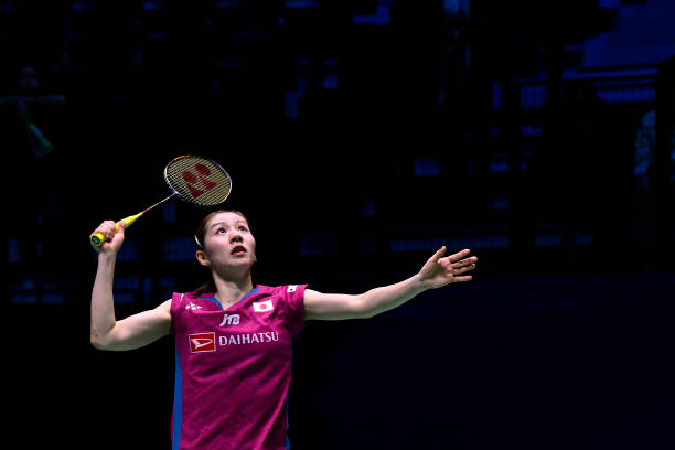 羽毛球比賽器材要求圖示：球拍、球網(wǎng)與場地標(biāo)準(zhǔn)