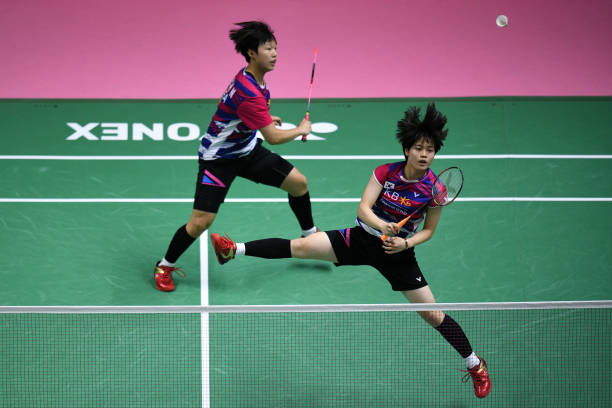 羽毛球接發(fā)球站位圖解：?jiǎn)未螂p打位置全掌握