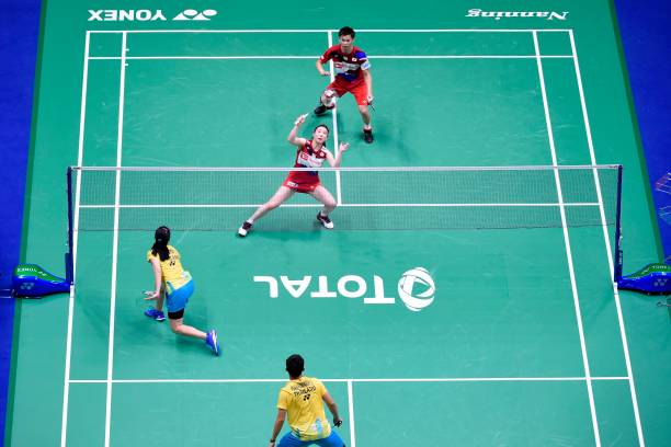 羽毛球進攻型打法：扣殺、劈殺與突擊技巧