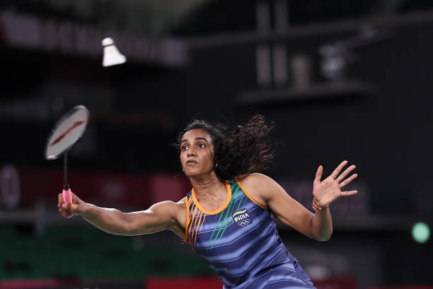 羽毛球發(fā)球站位指南：左場還是右場？得分決定一切！