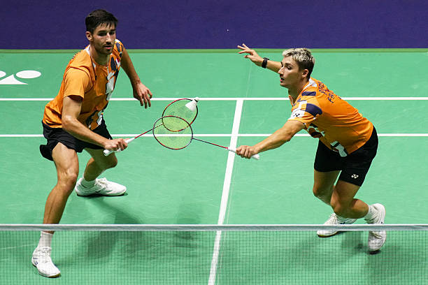 羽毛球拍選購指南：李寧和尤尼克斯哪個耐用性更強(qiáng)？