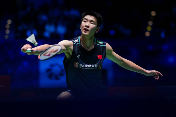 羽毛球雙打中站在后場的球員叫什么？專業(yè)術(shù)語解析