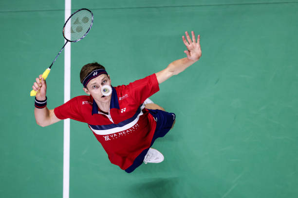 羽毛球單打和雙打出界規(guī)則有何不同？