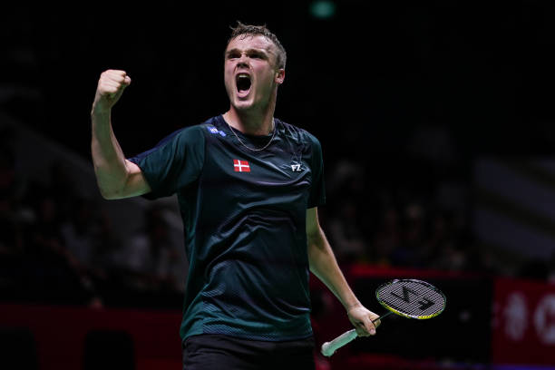 羽毛球拍品牌技術(shù)解析：碳纖維、納米科技哪家強？