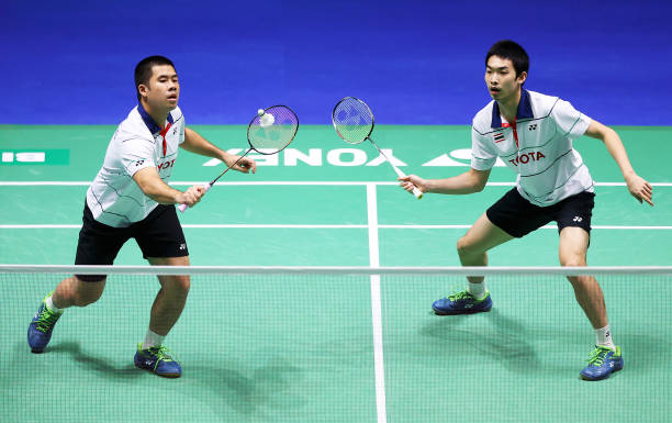 羽毛球拍重量對(duì)比：4U和6U的優(yōu)缺點(diǎn)分析