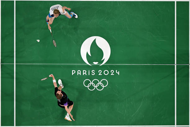 羽毛球場(chǎng)地畫線規(guī)則：?jiǎn)未螂p打邊界線如何區(qū)分？