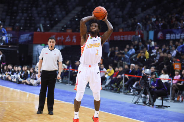 小區(qū)籃球場(chǎng)選址不當(dāng)，居民呼吁拆除或搬遷