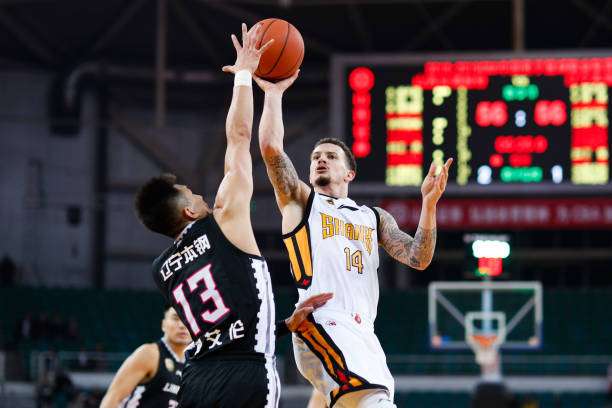 從裁判手勢(shì)讀懂判罰：當(dāng)罰球搶籃板違例發(fā)生時(shí)