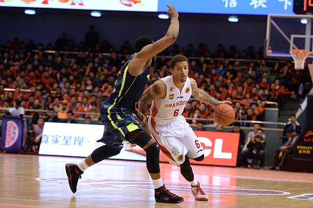 詹姆斯狂砍40分，湖人加時(shí)險(xiǎn)勝勇士，系列賽大比分2-1領(lǐng)先