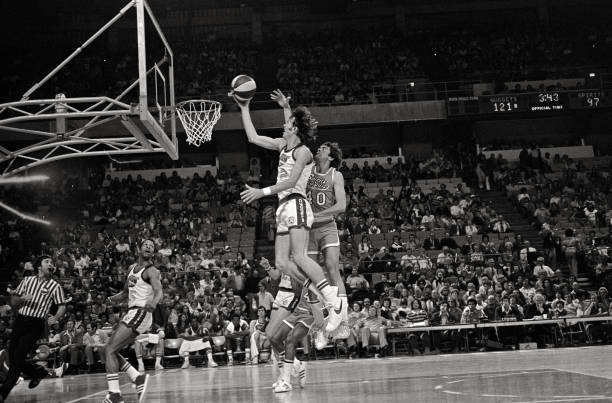 韋斯特與詹姆斯交手記錄：誰(shuí)更占上風(fēng)？