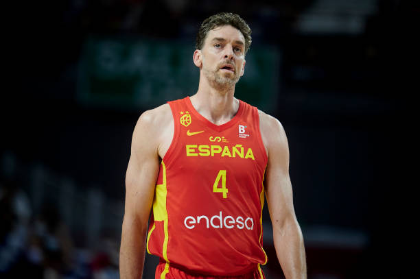 詹姆斯絕殺瞬間，全場沸騰！