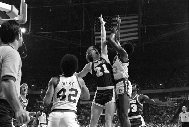 籃球場尺寸對比：成人標準與青少年場地的區(qū)別