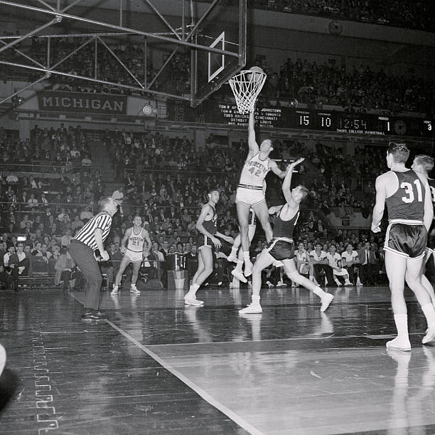 如何區(qū)分帶球撞人與阻擋犯規(guī)？關(guān)鍵要點(diǎn)詳解