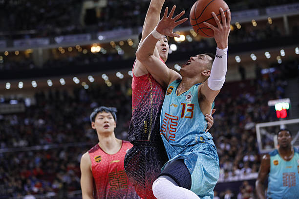 走步犯規(guī)爭(zhēng)議案例：裁判視角與球員視角對(duì)比