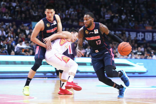 易建聯(lián)身高爭議：108厘米還是213厘米？