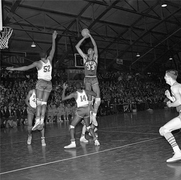 走步與帶球撞人：籃球規(guī)則中的移動限制