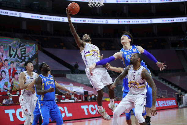 籃球基礎(chǔ)教學(xué)：控球后衛(wèi)的防守技巧與站位策略