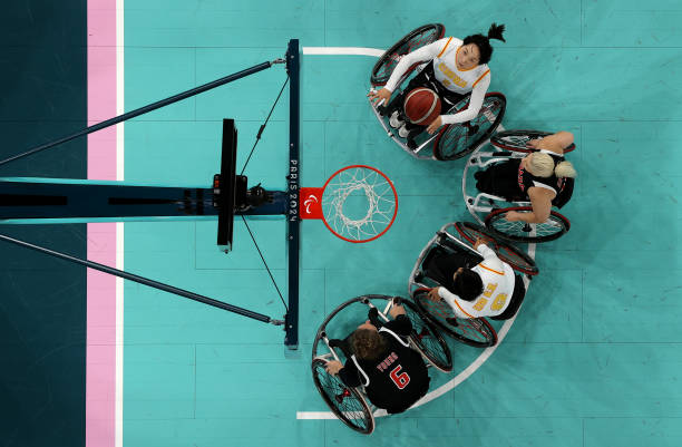 姚明與趙蕊蕊合影，兩位體壇巨星的珍貴同框