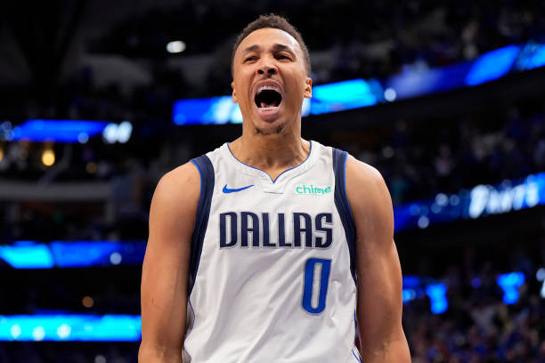 場上瞬間判斷：裁判如何通過手勢清晰傳達(dá)二次運(yùn)球犯規(guī)