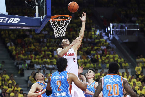 浙江隊(duì)青訓(xùn)體系與青島隊(duì)引援策略，哪個(gè)更成功？