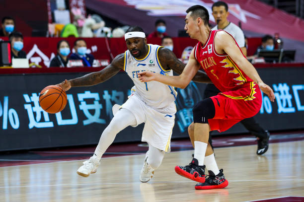 人盯人防守戰(zhàn)術(shù)中如何應(yīng)對(duì)進(jìn)攻方的換位和跑動(dòng)？