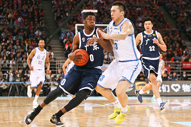 如何教授三年級(jí)學(xué)生掌握籃球原地運(yùn)球技巧