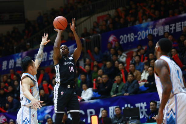 籃球場上小前鋒是幾號(hào)位？位置與戰(zhàn)術(shù)解析