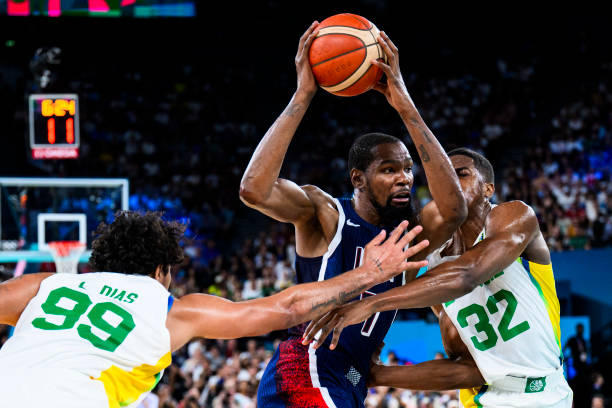 籃球規(guī)則中關(guān)于阻擋與進(jìn)攻犯規(guī)的最新修訂解讀