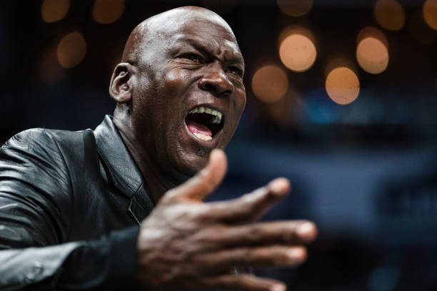 投籃不碰框的俗稱：空心球