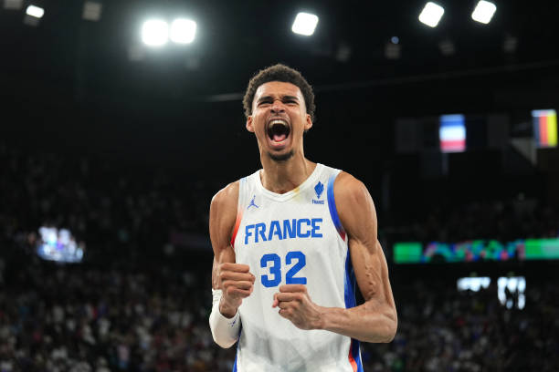 籃球戰(zhàn)術(shù)板：小前鋒和得分后衛(wèi)在進(jìn)攻端的角色差異