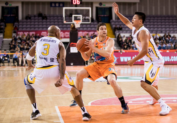 CBA最新積分榜更新：今日賽果引發(fā)季后賽席位爭奪白熱化