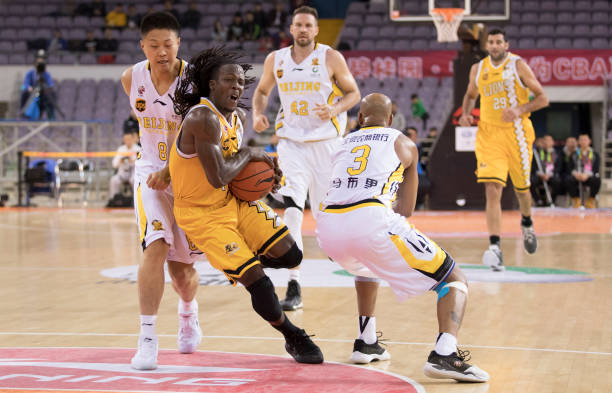 籃球裁判必讀：如何準(zhǔn)確判罰規(guī)則1所述的帶球走違例