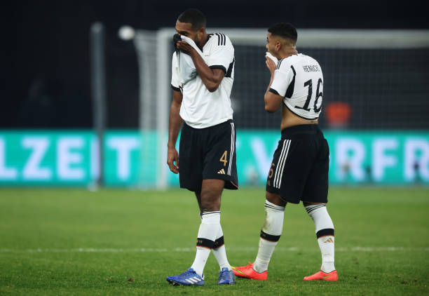 現(xiàn)代足球中門(mén)將開(kāi)球戰(zhàn)術(shù)解析